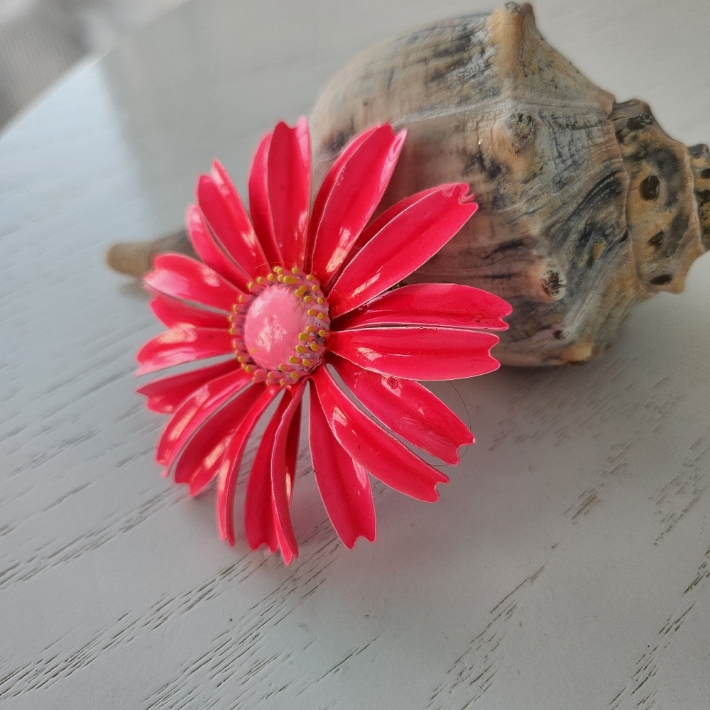 Mid Century Large Pink Flower Brooch - Picture 2 of 6